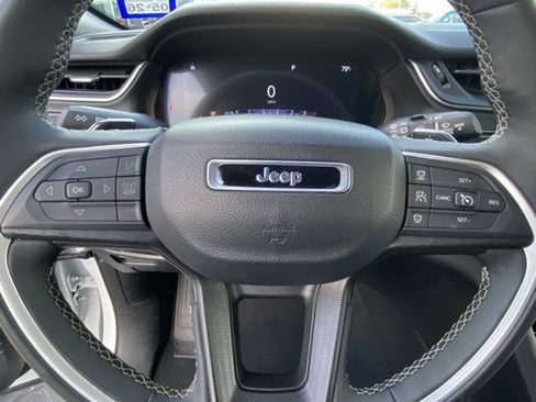 Used 2023 Jeep Grand Cherokee L Laredo image 16