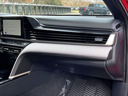 Used 2025 Toyota Camry SE w/ Convenience Package image 15