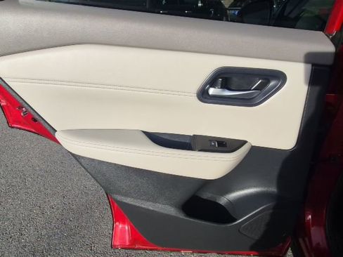 Used 2023 Nissan Rogue SL image 12