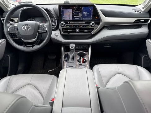 Used 2022 Toyota Highlander Limited FWD image 19