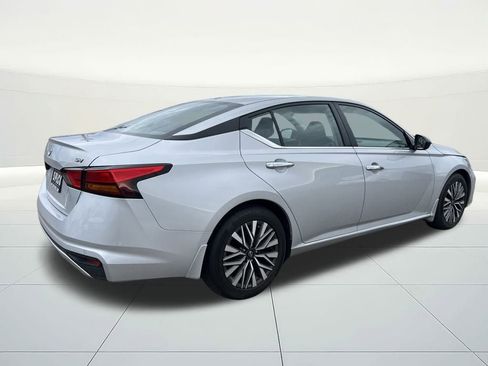Used 2024 Nissan Altima 2.5 SV image 2