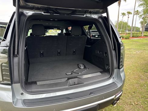 Used 2025 Chevrolet Suburban Premier RWD image 11