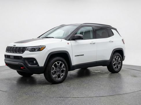Used 2025 Jeep Compass Trailhawk image 3