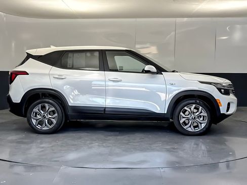 Used 2024 Kia Seltos LX AWD/4WD image 2
