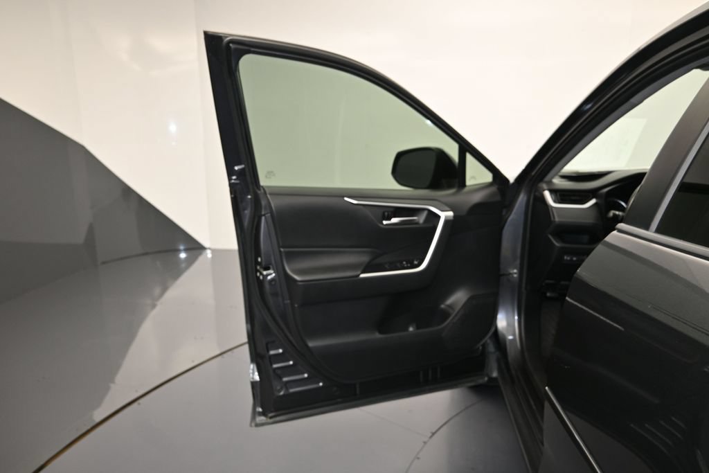 Used 2020 Toyota RAV4 XLE FWD image 10