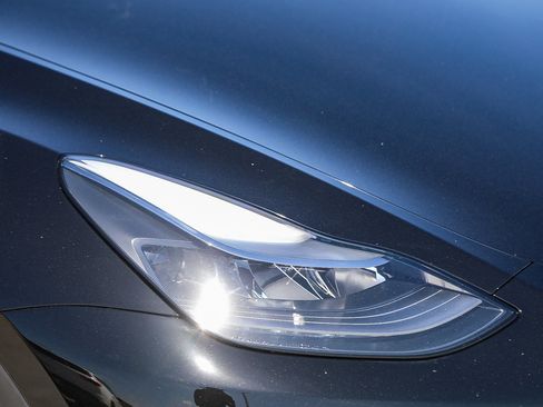 Used 2025 Tesla Model Y Long Range RWD image 8