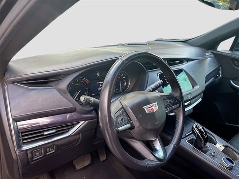 Used 2022 Cadillac XT4 Luxury w/ Cold Weather Package image 9