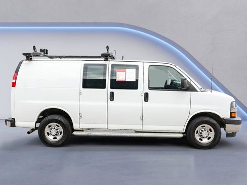 Used 2018 Chevrolet Express 2500 w/ Driver Convenience Package RWD image 9