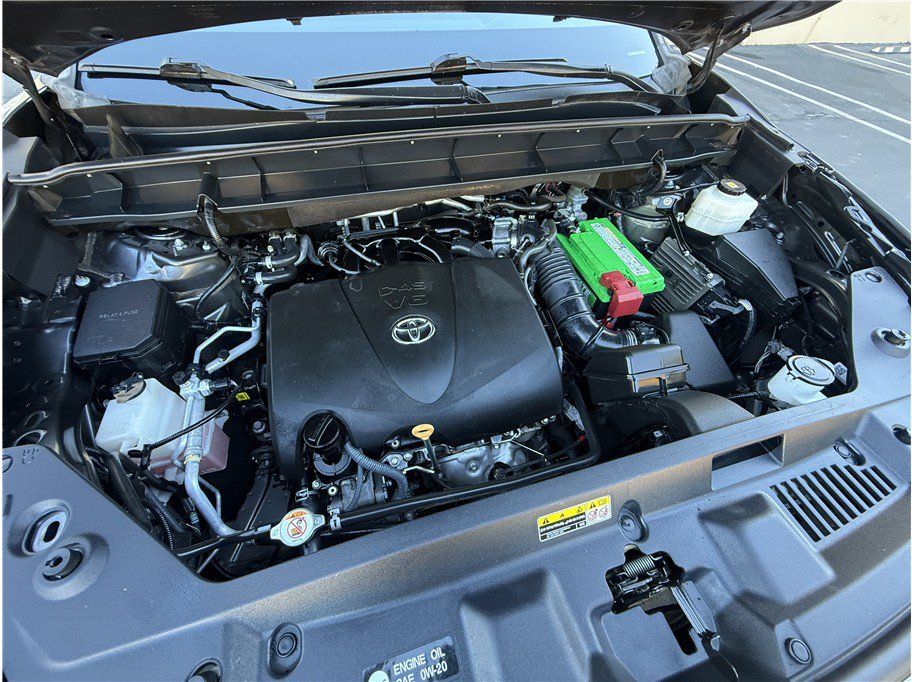 Used 2021 Toyota Highlander XLE AWD/4WD image 25