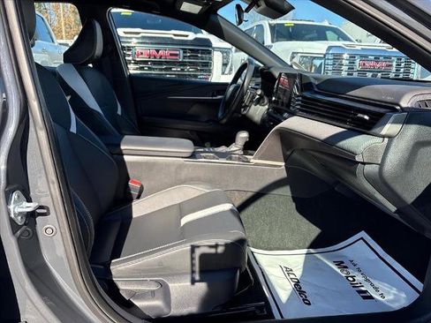 Used 2025 Toyota Camry SE image 7