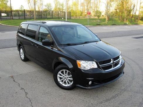 Used 2018 Dodge Grand Caravan SXT image 2