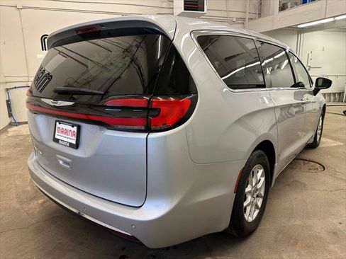 Certified 2023 Chrysler Pacifica Touring-L FWD image 12