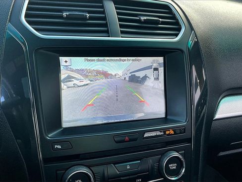 Used 2017 Ford Explorer XLT w/ XLT Technology Feature Bundle image 14