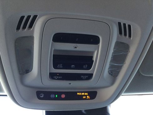 Used 2023 Buick Envision Avenir image 12