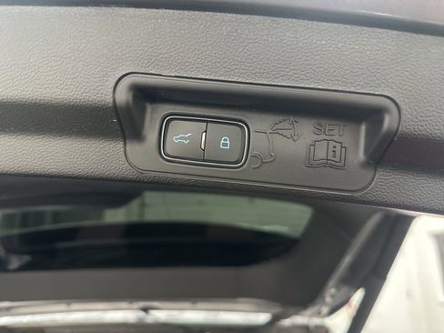 Used 2022 Ford Explorer Platinum w/ Equipment Group 601A AWD/4WD image 39