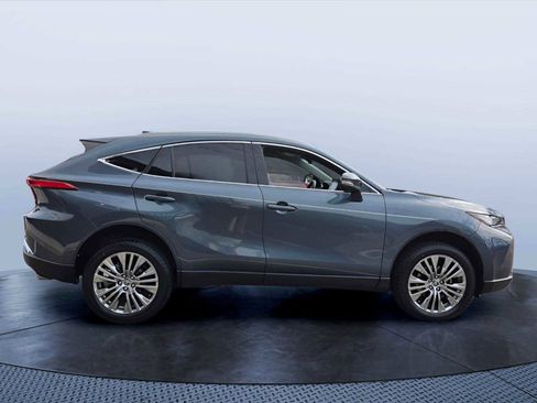 Used 2022 Toyota Venza XLE AWD/4WD image 2
