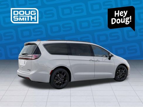 New 2026 Chrysler Pacifica Limited image 4