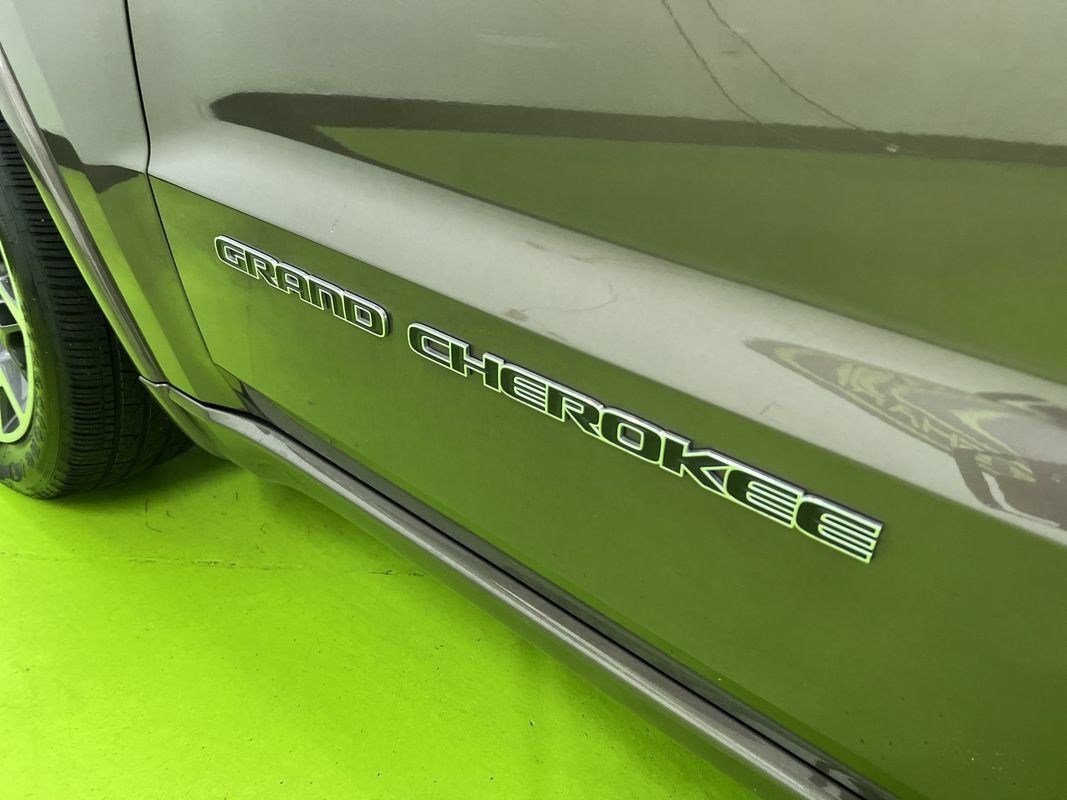 Used 2019 Jeep Grand Cherokee Overland AWD/4WD image 15