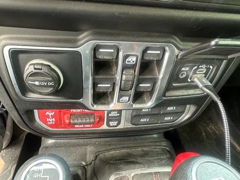 Used 2021 Jeep Gladiator Rubicon w/ Cold Weather Group AWD/4WD image 25