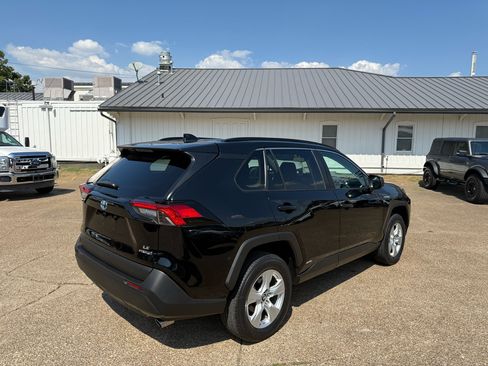 Used 2020 Toyota RAV4 LE image 5