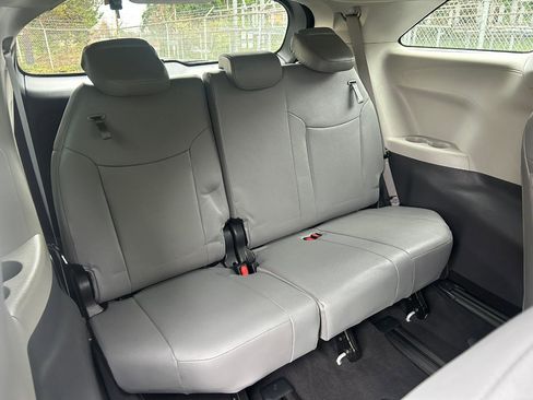 Used 2023 Toyota Sienna XLE AWD/4WD image 18