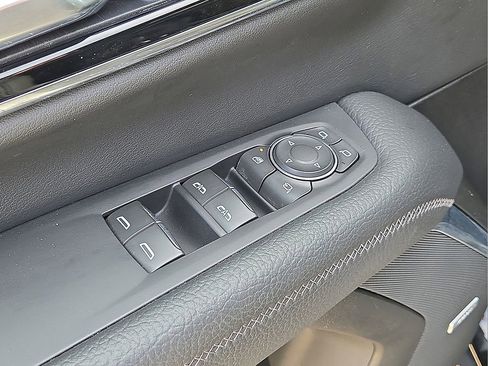 Used 2025 GMC Yukon Denali AWD/4WD image 24