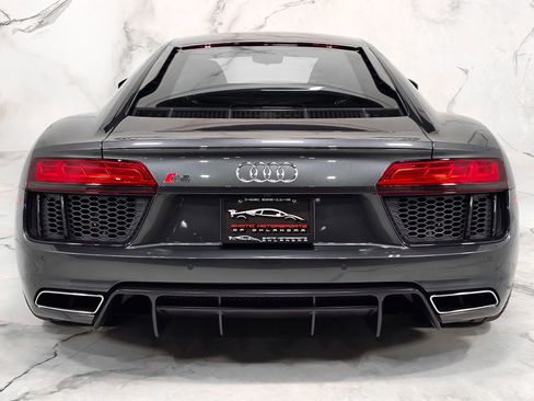 Used 2017 Audi R8 V10 w/ Carbon Exterior Package image 11