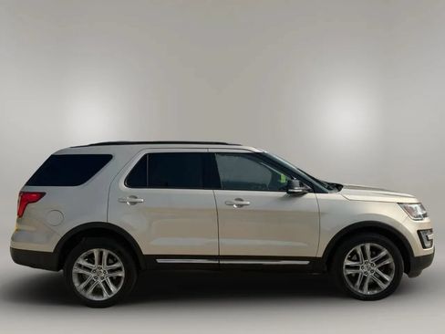 Used 2017 Ford Explorer XLT w/ Equipment Group 202A AWD/4WD image 8
