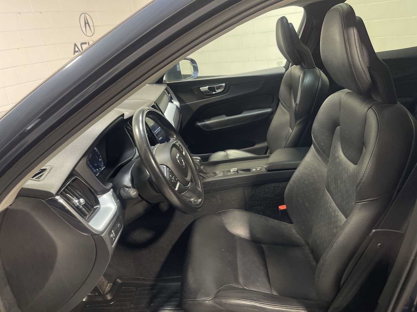 Used 2018 Volvo XC60 T5 Momentum w/ Vision Package AWD/4WD image 2