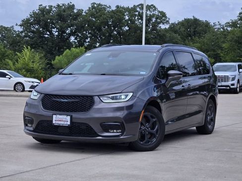 Used 2021 Chrysler Pacifica Limited w/ Uconnect Theater Family Group FWD image 1