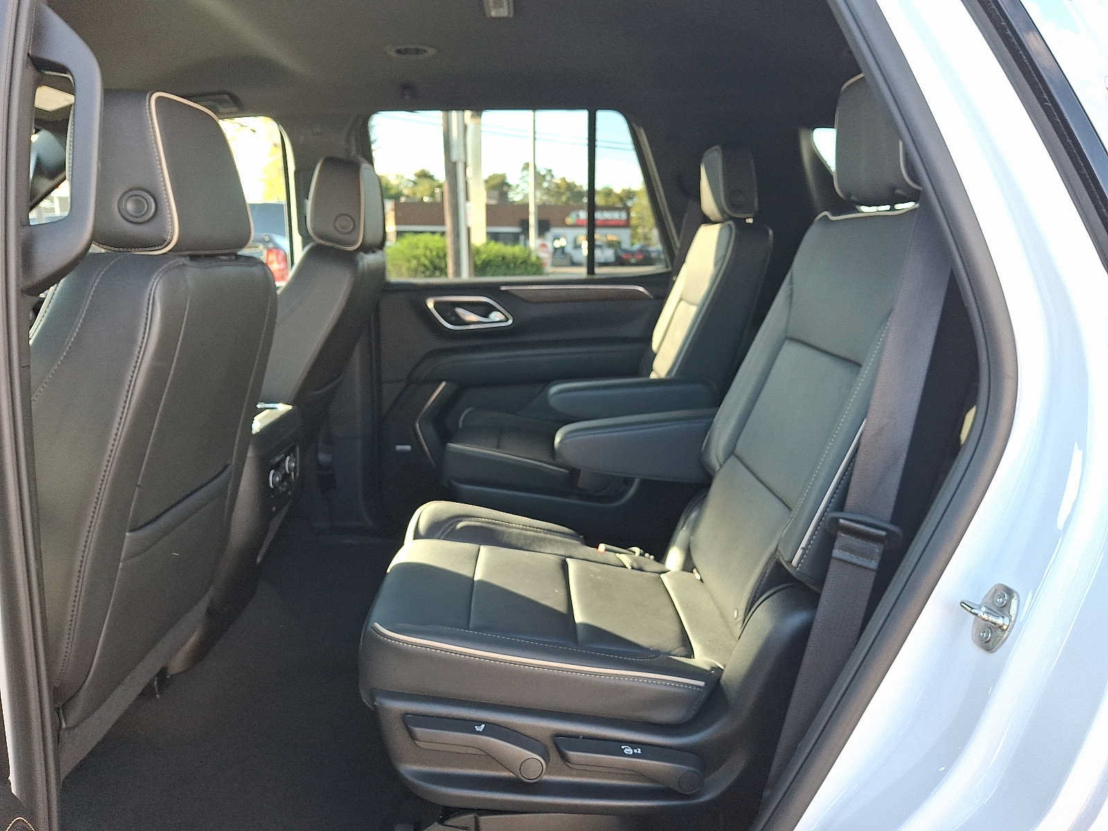 Used 2024 Chevrolet Tahoe Premier AWD/4WD image 10