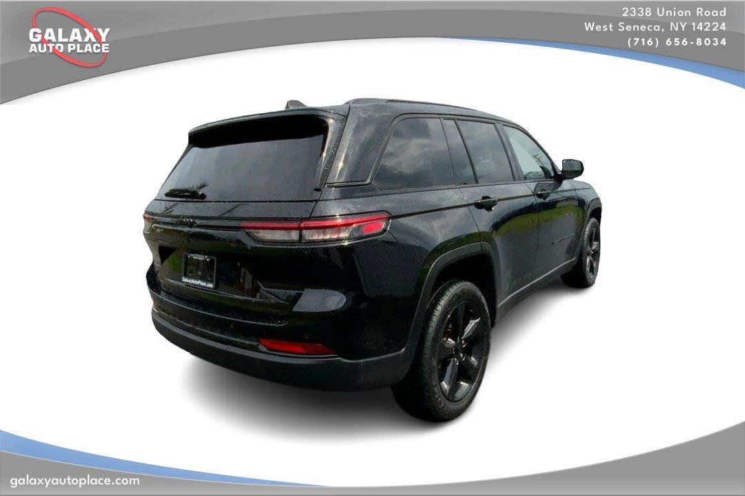 Used 2023 Jeep Grand Cherokee Altitude AWD/4WD image 5