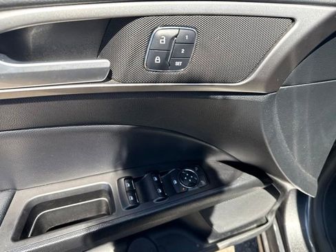 Used 2017 Ford Fusion SE w/ Fusion SE Technology Package FWD image 16
