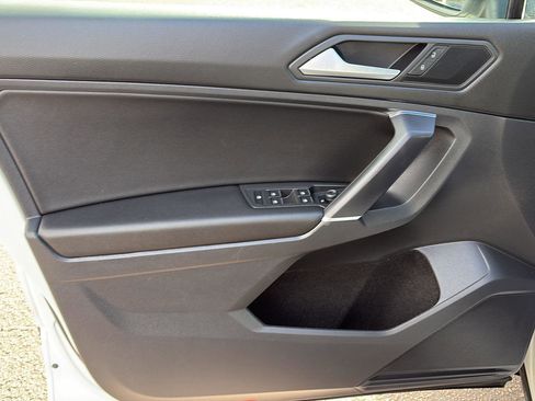 Used 2020 Volkswagen Tiguan SE image 12