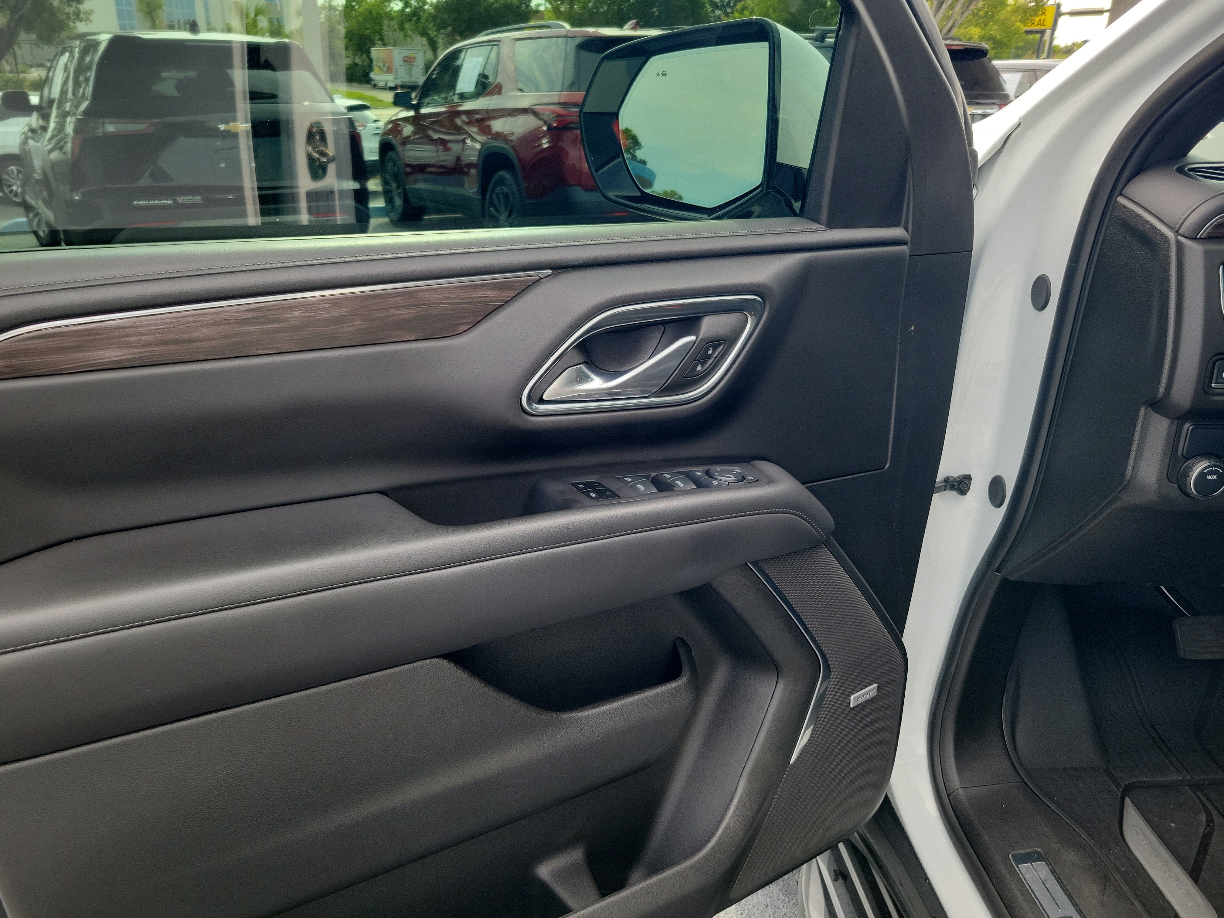 Used 2024 Chevrolet Suburban LT w/ Luxury Package RWD image 18