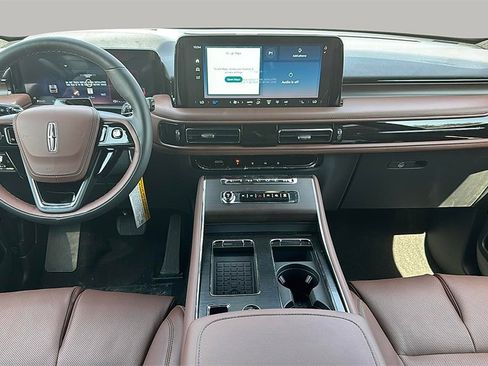 Used 2025 Lincoln Aviator Reserve w/ Equipment Group 201A image 9
