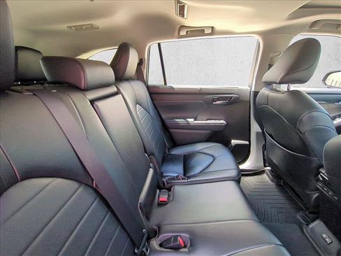 Used 2023 Toyota Highlander XLE FWD image 21