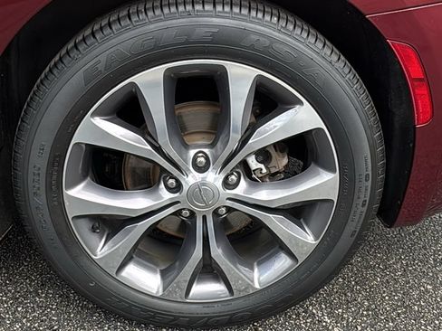 Used 2018 Chrysler Pacifica Limited w/ Tire & Wheel Group FWD image 9