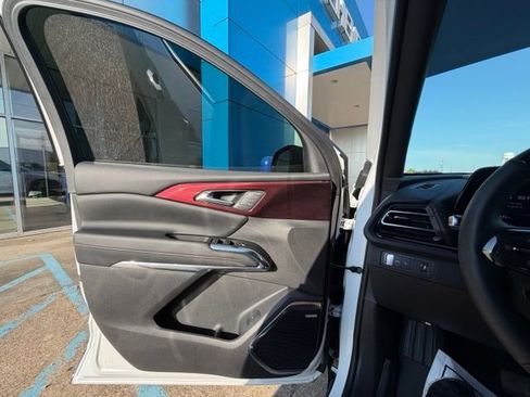 Used 2025 Chevrolet Traverse RS FWD image 21