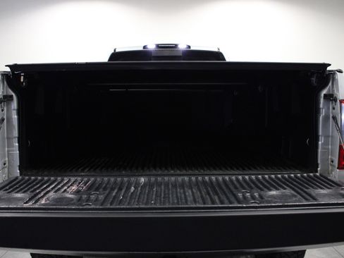 Used 2018 Nissan Titan SV AWD/4WD image 13