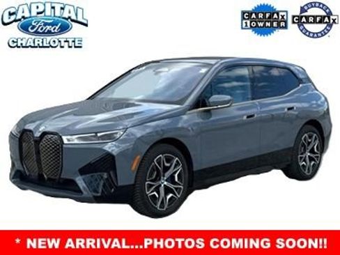 Used 2023 BMW iX xDrive50 w/ Sport Package AWD/4WD image 4