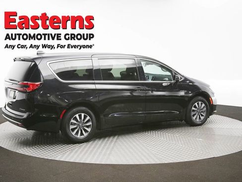 Used 2024 Chrysler Pacifica Select image 43