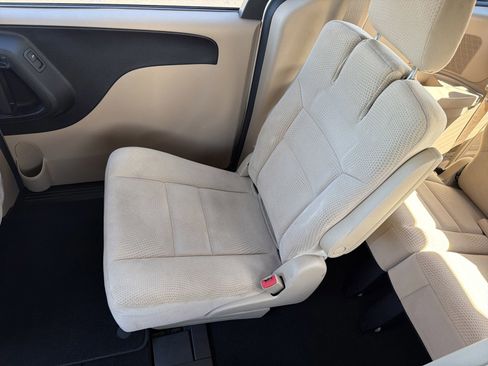 Used 2016 Dodge Grand Caravan SE w/ Quick Order Package 29E SE image 12