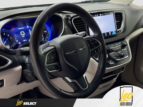 Used 2023 Chrysler Pacifica Touring-L FWD image 14