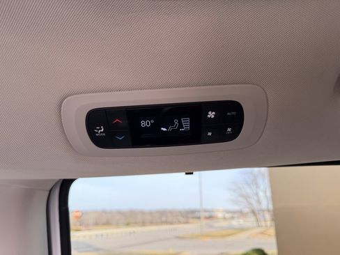 Used 2022 Chrysler Pacifica Touring-L image 30