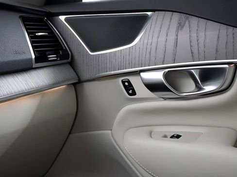 Certified 2025 Volvo XC90 T8 Plus w/ Protection Package Premier image 27