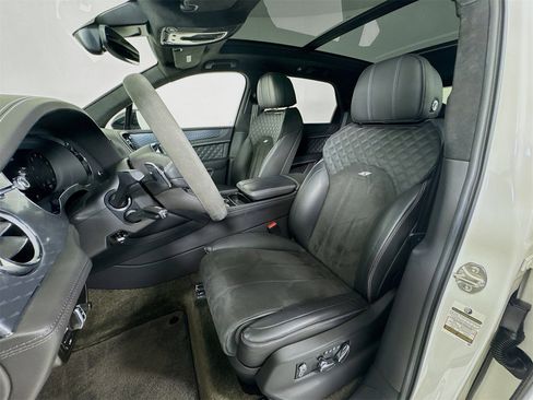 Used 2022 Bentley Bentayga image 21