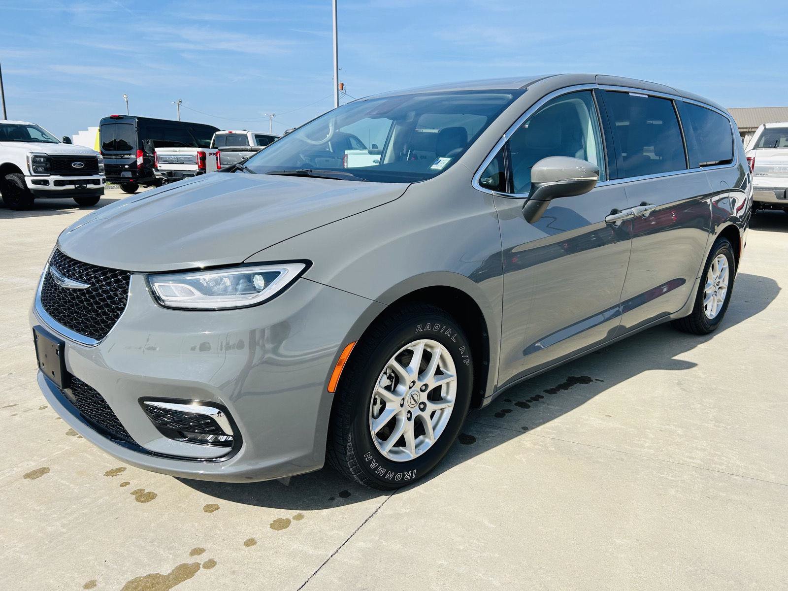 Used 2023 Chrysler Pacifica Touring-L FWD image 34