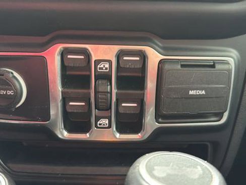 Used 2022 Jeep Wrangler Unlimited Sahara AWD/4WD image 21