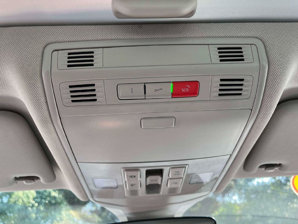 Used 2025 Volkswagen Jetta SE FWD image 33